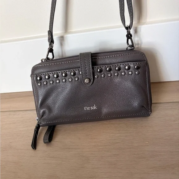 NEW The Sak Iris Large Smartphone Crossbody Wristlet Gray Leather Studded - Picture 2 of 9